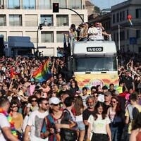 Des participants à la Marche des fiertés annuelle, à Rome, le 10 juin 2023. (Crédit : Vincenzo Pinto/AFP)