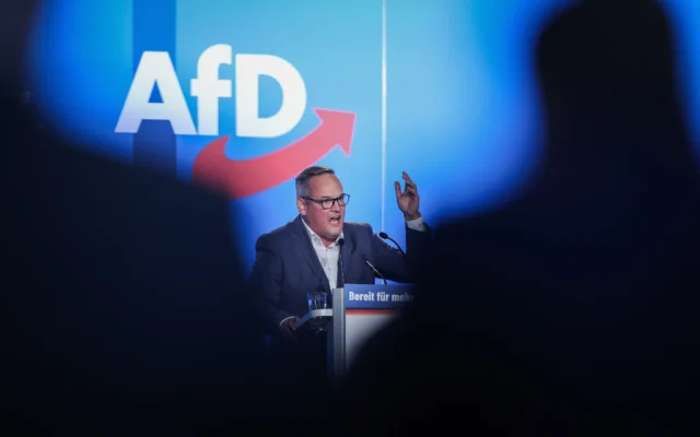 Martin Reichardt, le président de la section de Saxe-Anhalt du parti d’extrême droite Alternative pour l’Allemagne (AfD), prend la parole lors du congrès fédéral de l’AfD au parc des expositions de Magdebourg, dans l’est de l’Allemagne, le 28 juillet 2023. (Crédit: Ronny HARTMANN / AFP)