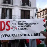 Illustration : Des manifestants brandissent une banderole « BDS » (Boycott, Désinvestissement, Sanctions) lors d'un rassemblement anti-israélien en soutien aux Palestiniens de la bande de Gaza, à Madrid (Espagne), le 1er mars 2024. (Thomas Coex / AFP)