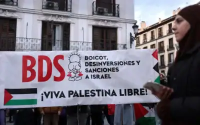 Illustration : Des manifestants brandissent une banderole « BDS » (Boycott, Désinvestissement, Sanctions) lors d'un rassemblement anti-israélien en soutien aux Palestiniens de la bande de Gaza, à Madrid (Espagne), le 1er mars 2024. (Thomas Coex / AFP)