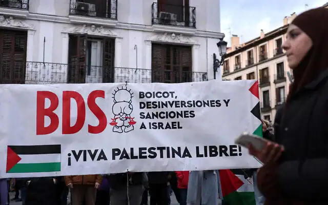 Illustration : Des manifestants brandissent une banderole « BDS » (Boycott, Désinvestissement, Sanctions) lors d'un rassemblement anti-israélien en soutien aux Palestiniens de la bande de Gaza, à Madrid (Espagne), le 1er mars 2024. (Thomas Coex / AFP) Illustration : Des manifestants brandissent une banderole « BDS » (Boycott, Désinvestissement, Sanctions) lors d'un rassemblement anti-israélien en soutien aux Palestiniens de la bande de Gaza, à Madrid (Espagne), le 1er mars 2024. (Thomas Coex / AFP)