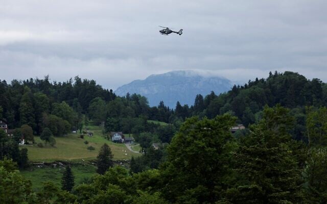 Un hélicoptère militaire tourne en vol stationnaire alors que les dirigeants arrivent pour participer à un sommet sur la paix en Ukraine au luxueux complexe hôtelier du Bürgenstock, près de Lucerne, dans le centre de la Suisse, le 15 juin 2024. (Crédit : Ludovic MARIN / AFP)