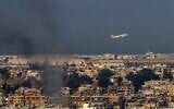 Un avion commercial de Middle East Airlines décollant de l'aéroport international de Beyrouth traversant un nuage de fumée s'élevant au-dessus de la banlieue sud de la capitale libanaise, au lendemain des frappes aériennes israéliennes de la nuit, le 28 septembre 2024. (Crédit : AFP)