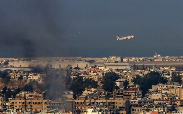 Un avion commercial de Middle East Airlines décollant de l'aéroport international de Beyrouth traversant un nuage de fumée s'élevant au-dessus de la banlieue sud de la capitale libanaise, au lendemain des frappes aériennes israéliennes de la nuit, le 28 septembre 2024. (Crédit : AFP) Un avion commercial de Middle East Airlines décollant de l'aéroport international de Beyrouth traversant un nuage de fumée s'élevant au-dessus de la banlieue sud de la capitale libanaise, au lendemain des frappes aériennes israéliennes de la nuit, le 28 septembre 2024. (Crédit : AFP)