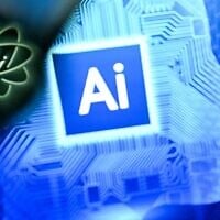 Les lettres AI pour « Artificial Intelligence » (intelligence artificielle) apparaissent sur l’écran d’un ordinateur portable (à droite) à côté du logo de l’application Chat AI sur l’écran d’un smartphone, à Francfort-sur-le-Main, dans l’ouest de l’Allemagne, le 2 janvier 2025. (Crédit : Kirill Kudryavtsev/AFP)