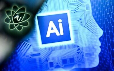 Les lettres AI pour « Artificial Intelligence » (intelligence artificielle) apparaissent sur l’écran d’un ordinateur portable (à droite) à côté du logo de l’application Chat AI sur l’écran d’un smartphone, à Francfort-sur-le-Main, dans l’ouest de l’Allemagne, le 2 janvier 2025. (Crédit : Kirill Kudryavtsev/AFP)