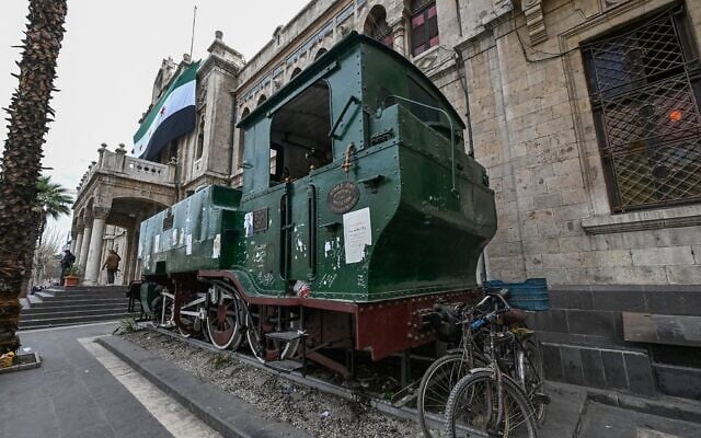 Une locomotive  exposée devant la gare historique du Hedjaz, à Damas, le 26 janvier 2025. (Crédit : Louai Beshara/AFP)