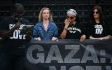 Misan Harriman, à gauche, lors d'une manifestation organisée par l'ONG Choose Love Europe devant le Parlement à Londres, le 29 mai 2025. (Photo par Justin TALLIS / AFP)