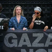 Misan Harriman, à gauche, lors d'une manifestation organisée par l'ONG Choose Love Europe devant le Parlement à Londres, le 29 mai 2025. (Photo par Justin TALLIS / AFP)