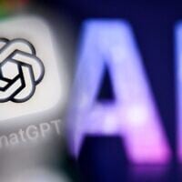 Les lettres "AI" pour « intelligence artificielle », sur l'écran d'un ordinateur portable, à droite, à côté du logo de l'application ChatGPT sur l'écran d'un smartphone, à Francfort-sur-le-Main, en Allemagne, le 1er septembre 2025. (Crédit : Kirill Kudryavtsev/AFP)
