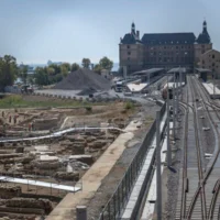 Un site de fouilles archéologiques et des voies menant à la gare de Haydarpasa à Kadikoy, à Istanbul, en Turquie, le 22 août 2025. (Ozan KOSE / AFP)