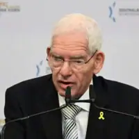Photo d'illustration: Josef Schuster, président du Conseil central des Juifs en Allemagne (Zentralrat der Juden in Deutschland), s’adresse aux invités lors de la réception du Nouvel An organisée par le Conseil à l’occasion de son 75ᵉ anniversaire, au Musée juif de Berlin, le 17 septembre 2025. (Crédit : John MACDOUGALL/AFP)