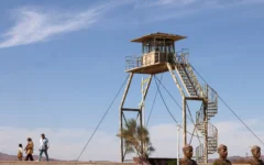 Un poste d'observation iranien surplombe une partie du fleuve Aras, à la frontière entre l'Iran et l'Azerbaïdjan, le 18 septembre 2025, à Jolfa, dans le nord de l'Iran. (Crédit: Atta Kenare/AFP)