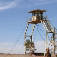 Un poste de surveillance iranien surplombe une section de la rivière Aras à la frontière avec l'Azerbaïdjan, à Jolfa, dans le nord de l'Iran, le 18 septembre 2025. (Atta Kenare/AFP)