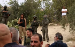 Photo d'illustration : des soldats israéliens et des partisans du mouvement pro-implantations se rassemblent dans le village d’Edna, au nord de la ville d’Hébron en Cisjordanie, pendant la saison de la récolte des olives, le 12 octobre 2025. (Crédit: HAZEM BADER / AFP)