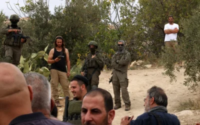 Photo d'illustration : des soldats israéliens et des partisans du mouvement pro-implantations se rassemblent dans le village d’Edna, au nord de la ville d’Hébron en Cisjordanie, pendant la saison de la récolte des olives, le 12 octobre 2025. (Crédit: HAZEM BADER / AFP)