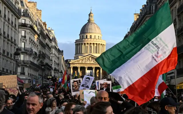 Des manifestants brandissent des banderoles et des drapeaux iraniens lors d'un rassemblement de soutien au peuple iranien devant le Panthéon à Paris, le 17 janvier 2026. (Crédit: JULIEN DE ROSA / AFP) Des manifestants brandissent des banderoles et des drapeaux iraniens lors d'un rassemblement de soutien au peuple iranien devant le Panthéon à Paris, le 17 janvier 2026. (Crédit: JULIEN DE ROSA / AFP)