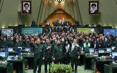 Des députés iraniens portent des uniformes du Corps des gardiens de la révolution islamique et scandent « Mort à l'Amérique » lors d'une séance à Téhéran, le 1er février 2026. (Crédit : Agence de presse ICANA / AFP)