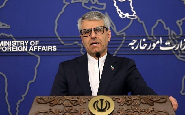 Esmail Baghaei, porte-parole du ministère iranien des Affaires étrangères, lors d'une conférence de presse hebdomadaire au ministère des Affaires étrangères, à Téhéran, le 10 février 2026 (Crédit : Atta Kenare/AFP)