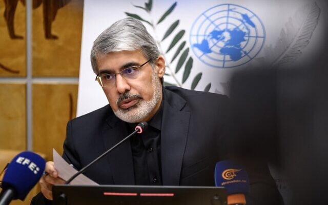 L'ambassadeur de l'Iran auprès des Nations unies, Ali Bahreini, tenant une conférence de presse dans les locaux de l'ONU, à Genève, le 3 mars 2026. (Crédit : Fabrice Coffrini/AFP)