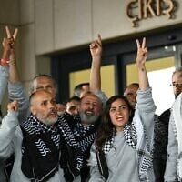Des membres de la flottille Global Sumud, qui se rendaient à Gaza et qui ont été arrêtés puis expulsés par Israël, posent devant un terminal à leur arrivée à l'aéroport d'Istanbul, le 21 mai 2026. (Crédit : Ozan KOSE / AFP)