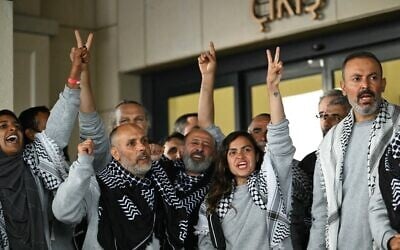 Des membres de la flottille Global Sumud, qui se rendaient à Gaza et qui ont été arrêtés puis expulsés par Israël, posent devant un terminal à leur arrivée à l'aéroport d'Istanbul, le 21 mai 2026. (Crédit : Ozan KOSE / AFP)