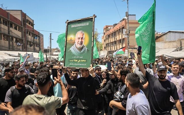 Des pleureurs portant le corps de Mohammed Odeh, chef du groupe terroriste du Hamas, lors de ses funérailles, à Gaza-City, le 27 mai 2026. (Crédit : Omar al-Qattaa/AFP)