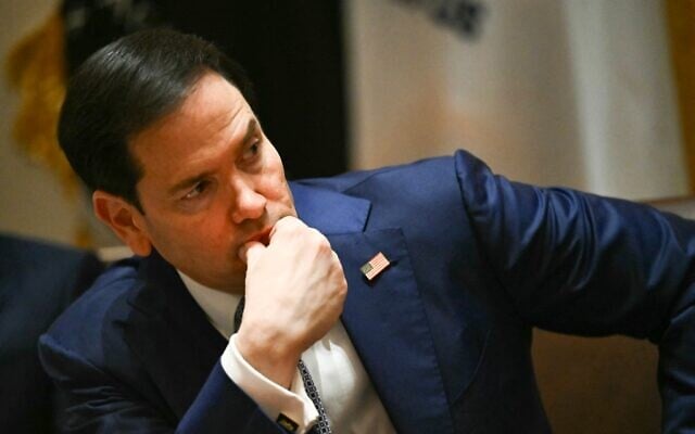 Le secrétaire d'État américain Marco Rubio participant à une réunion du Conseil des ministres dans la salle du Conseil des ministres de la Maison Blanche, à Washington, le 27 mai 2026. (Crédit : Kent Nishimura/AFP)