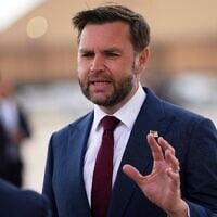 Le vice-président américain JD Vance s'adressant aux journalistes à son arrivée à la base militaire d'Andrews, dans le Maryland, le 28 mai 2026. (Crédit : Matt Rourke/Pool/AFP)