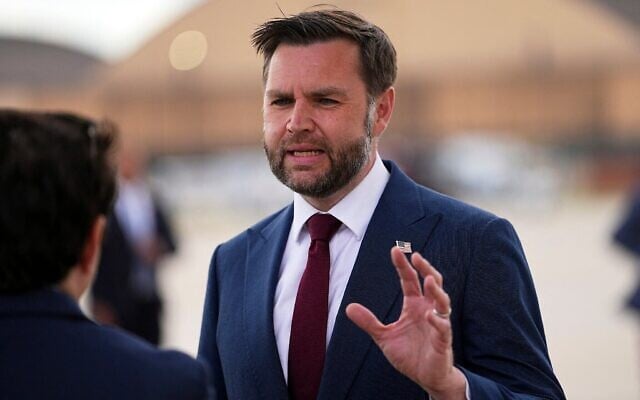 Le vice-président américain JD Vance s'adressant aux journalistes à son arrivée à la base militaire d'Andrews, dans le Maryland, le 28 mai 2026. (Crédit : Matt Rourke/Pool/AFP)