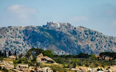 Cette photo prise depuis une position dans la région de la Haute-Galilée, dans le nord d'Israël, donne à voir des bâtiments détruits dans le village libanais de Kfar Kila (au sud) et le château médiéval de Beaufort en arrière-plan, à la suite d'une frappe aérienne israélienne le 31 mai 2026. (Jalaa MAREY / AFP)