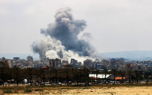Un panache de fumée s'élève à la suite d'une frappe aérienne israélienne dans la banlieue de Tyr, au sud du Liban, le 1er juin 2026 (Crédit: KAWNAT HAJU / AFP)