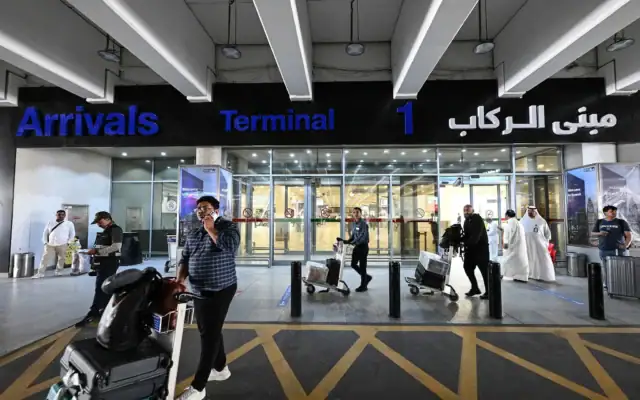 Photo d'illustration : des passagers arrivent à l'aéroport international du Koweït, à Koweït City, le 1er juin 2026, alors que l'aéroport reprend ses activités dans le cadre d'un plan de réouverture progressive. (Crédit: YASSER AL-ZAYYAT / AFP)
