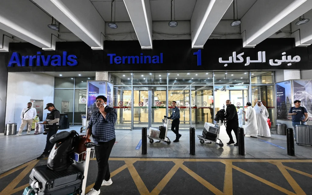 Photo illustrative : Des passagers arrivent à l’aéroport international de Koweït, à Koweït City, le 1er juin 2026, alors que l’aéroport reprend ses activités. (Crédit : YASSER AL-ZAYYAT / AFP)