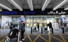 Photo illustrative : Des passagers arrivent à l’aéroport international de Koweït, à Koweït City, le 1er juin 2026, alors que l’aéroport reprend ses activités. (Crédit : YASSER AL-ZAYYAT / AFP)