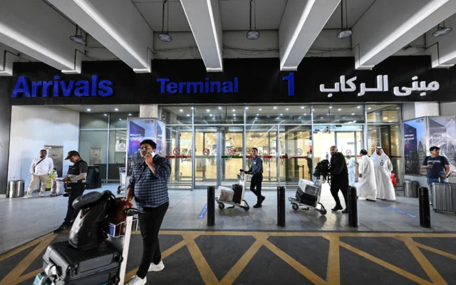 Photo illustrative : Des passagers arrivent à l’aéroport international de Koweït, à Koweït City, le 1er juin 2026, alors que l’aéroport reprend ses activités. (Crédit : YASSER AL-ZAYYAT / AFP)