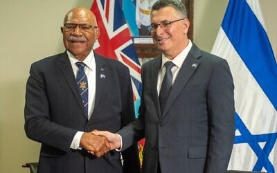 Le ministre des Affaires étrangères Gideon Sa'ar (à droite) serre la main du Premier ministre fidjien Sitiveni Rabuka avant une conférence de presse dans les locaux du gouvernement à Suva, le 2 juin 2026. (Crédit : Leon LORD / AFP)