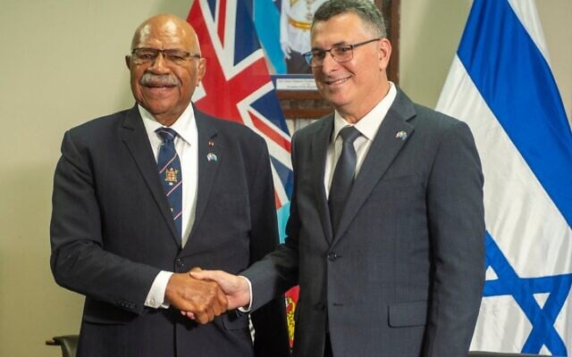 Le ministre des Affaires étrangères Gideon Sa'ar (à droite) serre la main du Premier ministre fidjien Sitiveni Rabuka avant une conférence de presse dans les locaux du gouvernement à Suva, le 2 juin 2026. (Crédit : Leon LORD / AFP)