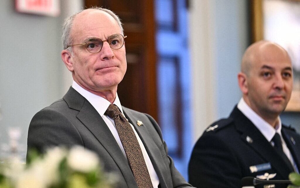Yechiel Leiter (à gauche), ambassadeur d'Israël aux États-Unis, assiste à une réunion entre les délégations israélienne et libanaise organisée par les États-Unis au Département d'État à Washington, DC, le 2 juin 2026. (Crédit : Kent NISHIMURA / AFP)