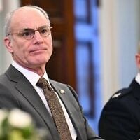 Yechiel Leiter (à gauche), ambassadeur d'Israël aux États-Unis, assiste à une réunion entre les délégations israélienne et libanaise organisée par les États-Unis au Département d'État à Washington, DC, le 2 juin 2026. (Crédit : Kent NISHIMURA / AFP)