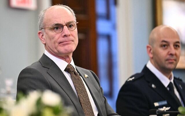 Yechiel Leiter (à gauche), ambassadeur d'Israël aux États-Unis, assiste à une réunion entre les délégations israélienne et libanaise organisée par les États-Unis au Département d'État à Washington, DC, le 2 juin 2026. (Crédit : Kent NISHIMURA / AFP)
