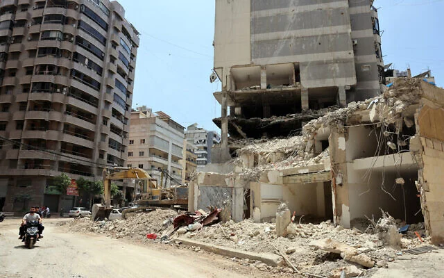 Un homme passe à moto devant un bâtiment détruit dans un quartier de la banlieue sud de Beyrouth, le 2 juin 2026. (Anwar AMRO / AFP)