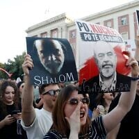 Des manifestants albanais participant à une manifestation devant le bureau du Premier ministre, contre la construction d’un complexe touristique de luxe à proximité d’une zone naturelle protégée, à Tirana, le 2 juin 2026. (Crédit : AFP)