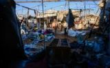 Des enfants palestiniens cherchent des objets récupérables dans les tentes détruites à la suite d’une frappe israélienne à Khan Younis, dans le sud de la bande de Gaza, le 5 juin 2026. (Crédit : Bashar Taleb/AFP)