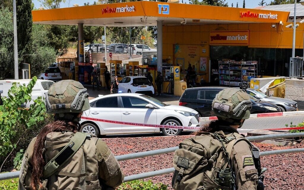 Les forces de sécurité réunies à une station-service à la suite d'une fusillade près de la ville de Kochav Yaïr, dans le centre d'Israël, le 7 juin 2026 (Crédit : Jack Guez/AFP)