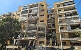 Les premiers intervenants inspectant les dégâts sur le site d'une frappe aérienne israélienne contre un immeuble dans la banlieue sud de Beyrouth - bastion historique du Hezbollah connu sous le nom de la Dahiyeh, le 7 juin 2026. (Crédit : AFP)