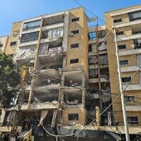 Les premiers intervenants inspectant les dégâts sur le site d'une frappe aérienne israélienne contre un immeuble dans la banlieue sud de Beyrouth - bastion historique du Hezbollah connu sous le nom de la Dahiyeh, le 7 juin 2026. (Crédit : AFP)