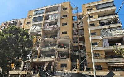 Les premiers intervenants inspectant les dégâts sur le site d'une frappe aérienne israélienne contre un immeuble dans la banlieue sud de Beyrouth - bastion historique du Hezbollah connu sous le nom de la Dahiyeh, le 7 juin 2026. (Crédit : AFP)