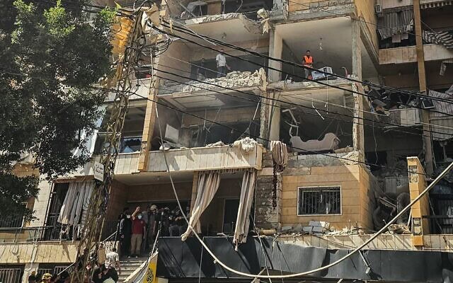 Les premiers intervenants inspectant les dégâts sur le site d'une frappe aérienne israélienne contre un immeuble dans la banlieue sud de Beyrouth - bastion historique du Hezbollah connu sous le nom de la Dahiyeh, le 7 juin 2026. (Crédit : AFP)