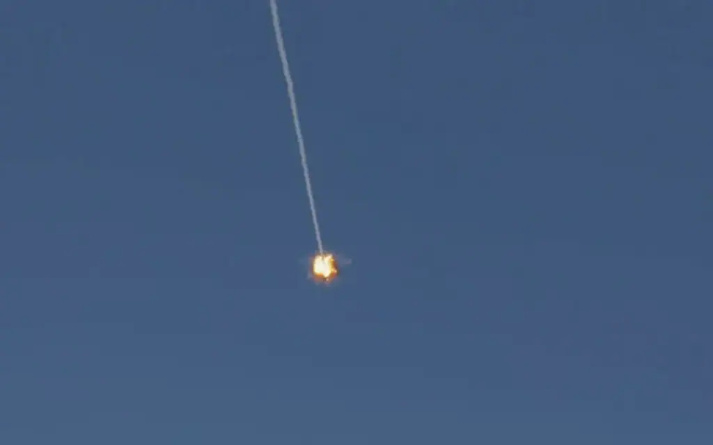 Cette photo prise depuis une position située dans la région de la Haute Galilée, au nord d'Israël, montre un missile israélien du système Dôme de fer filant dans le ciel pour intercepter des projectiles en approche, le 8 juin 2026 (Crédit : Jalaa Mare /AFP)